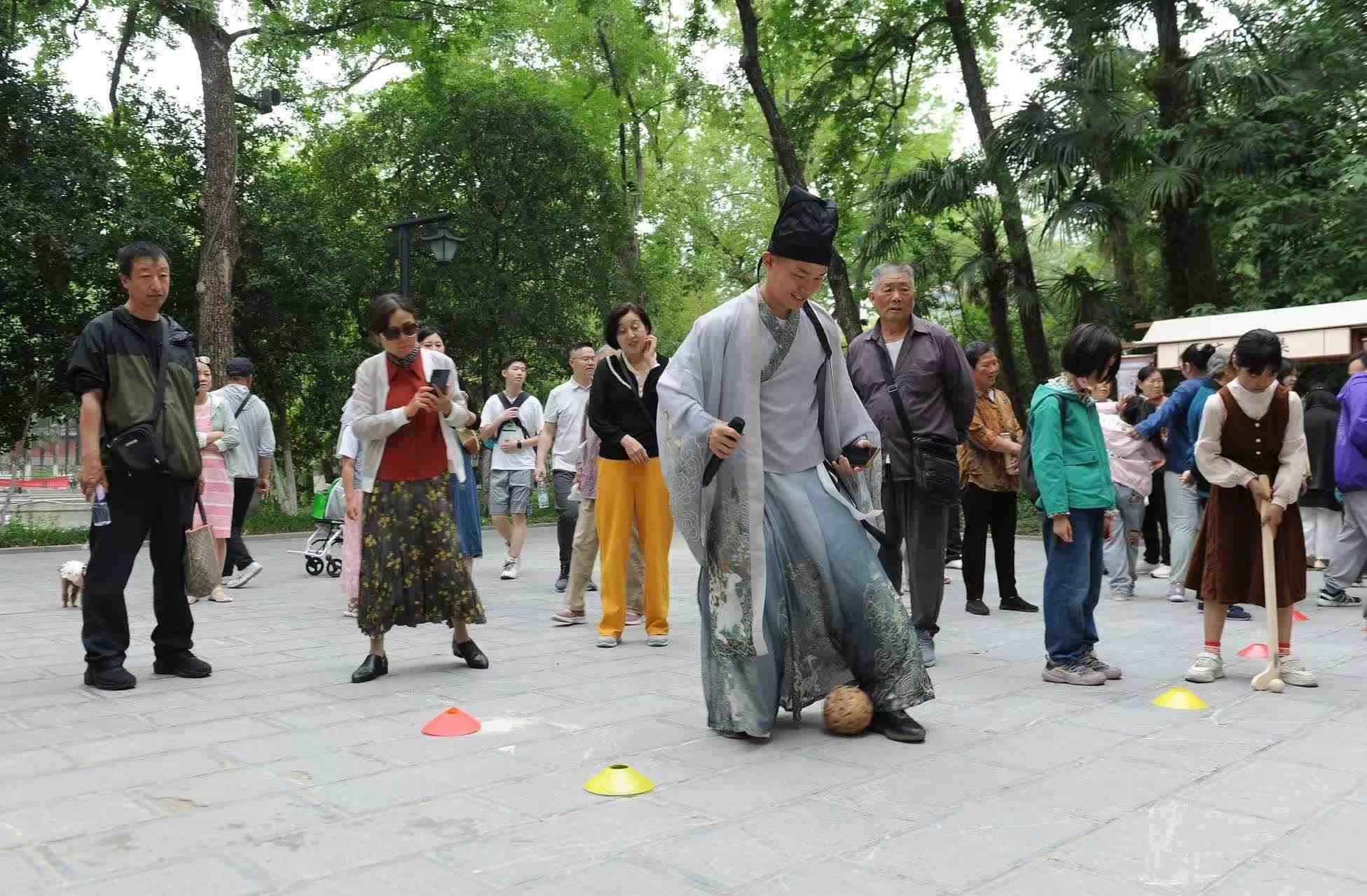 2025年5月3日，安徽省合肥市包公園景區(qū)，游客正在參與“蹴鞠”體育活動(dòng)。（圖片來源：視覺中國）