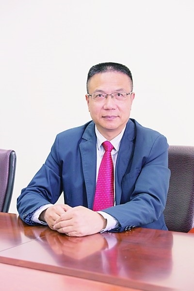 徐飛 教授、博士生導(dǎo)師。歷任上海交通大學(xué)副校長、西南交通大學(xué)校長、上海財經(jīng)大學(xué)常務(wù)副校長，現(xiàn)任福耀科技大學(xué)常務(wù)副校長。國務(wù)院政府特殊津貼專家。先后兼任中國鐵道學(xué)會副理事長，中國管理學(xué)會組織與戰(zhàn)略專業(yè)委員會副主任，教育部高等學(xué)校創(chuàng)新創(chuàng)業(yè)教育指導(dǎo)委員會副主任，中國高等教育學(xué)會創(chuàng)新創(chuàng)業(yè)教育分會理事長，中國高質(zhì)量MBA教育認證（CAMEA）工作委員會副主任，中國職業(yè)技術(shù)教育學(xué)會副會長等。主要研究領(lǐng)域為戰(zhàn)略管理、競爭戰(zhàn)略與博弈論、創(chuàng)新創(chuàng)業(yè)、跨文化戰(zhàn)略領(lǐng)導(dǎo)力等。出版著作20余部。