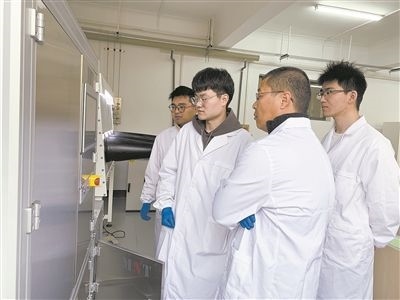 圖為安工大材料科學(xué)與工程學(xué)院碩士研究生余威（右一）在實(shí)驗(yàn)室開展研究。安工大供圖