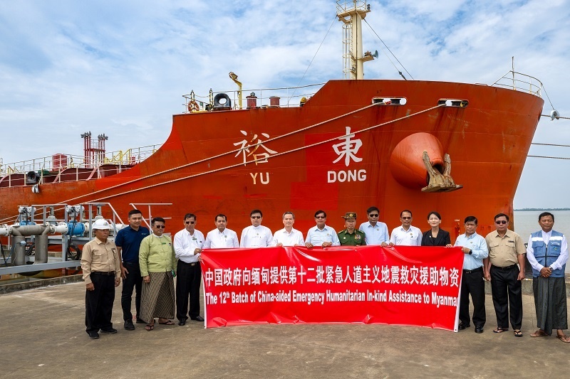 中國駐緬大使館歐陽道冰參贊、仰光省首席部長梭登及緬有關(guān)部門官員出席交接儀式。人民網(wǎng)記者 謝佳君攝