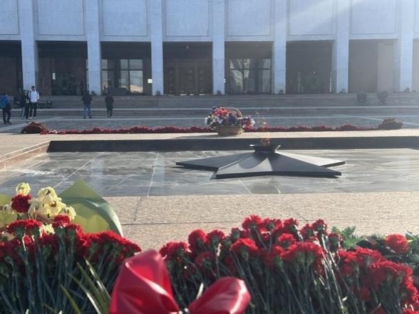 當(dāng)?shù)貢r(shí)間5月6日下午，莫斯科勝利廣場(chǎng)上的長明火兩旁放滿鮮花。