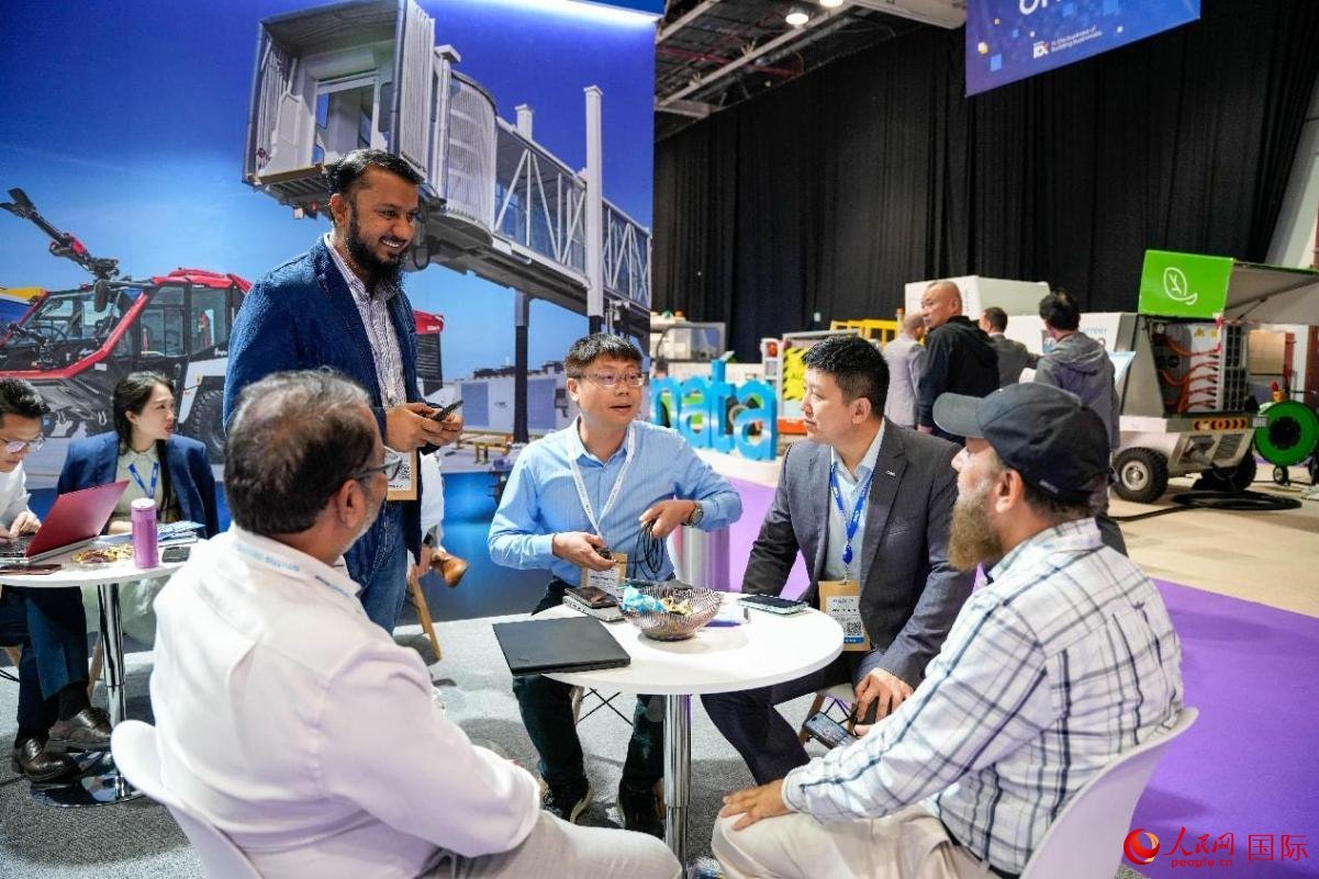 中外商家在交流。人民網(wǎng)塔里克·易卜拉欣攝