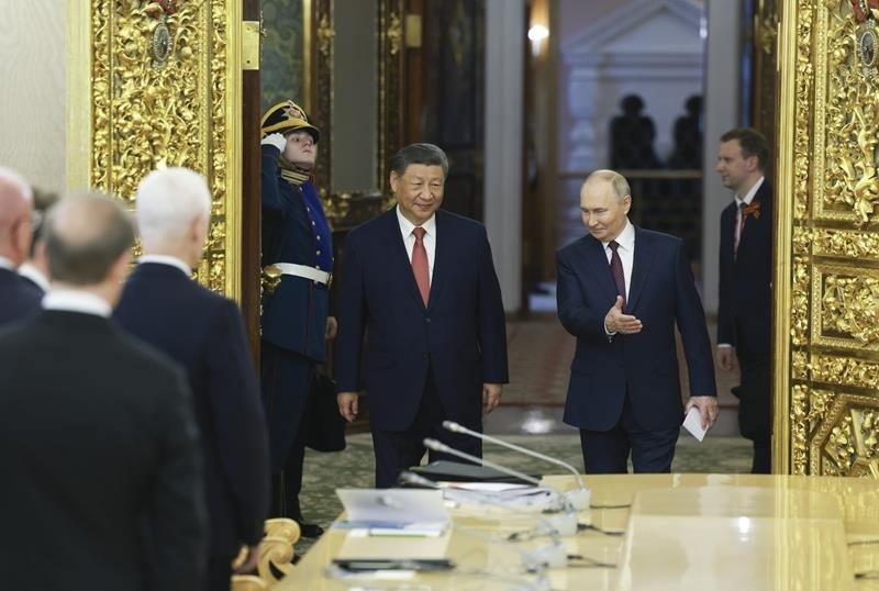 △當(dāng)?shù)貢r間5月8日，俄羅斯總統(tǒng)普京同習(xí)近平主席在莫斯科克里姆林宮舉行會談。這是兩國元首步入會場。