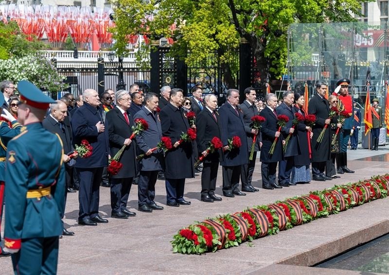 △當(dāng)?shù)貢r間5月9日，紀念蘇聯(lián)偉大衛(wèi)國戰(zhàn)爭勝利80周年慶典結(jié)束后，習(xí)近平主席同其他國家領(lǐng)導(dǎo)人一起從紅場來到亞歷山大花園，向無名烈士墓獻花，并肅立默哀。