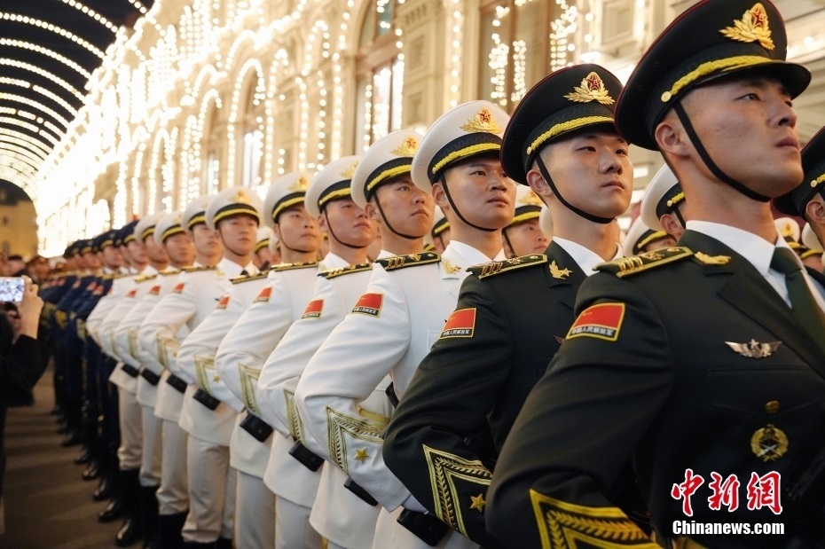 當地時間5月3日晚，俄羅斯首都莫斯科，俄羅斯紀念衛(wèi)國戰(zhàn)爭勝利80周年閱兵式第二次彩排，中國人民解放軍儀仗司禮大隊震撼亮相，受到華僑華人、留學生和當地民眾熱烈歡迎。中新社記者 田冰 攝