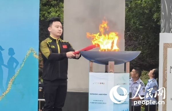 在活動開幕式上，馮喆點燃火炬。人民網(wǎng)記者 楊磊攝
