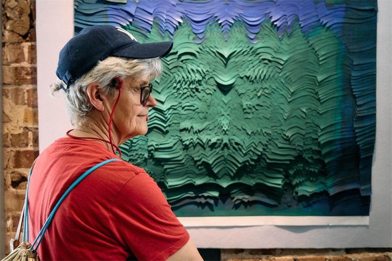 英國嘉賓在倫敦手工周中國館展出作品前駐足。楊浩鵬攝