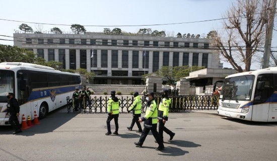 4月3日，在韓國首爾，警察在韓國憲法法院前執(zhí)勤。新華社記者姚琪琳攝