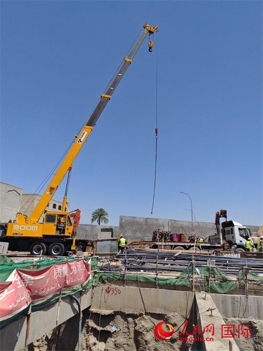 工人在進行五號隧道施工。人民網記者管克江攝