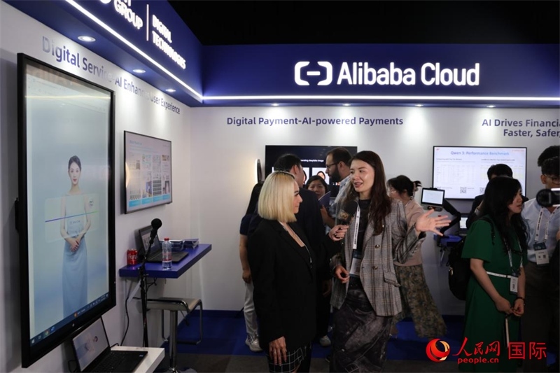 當(dāng)?shù)孛襟w在2025迪拜金融科技峰會的一家中資企業(yè)展廳采訪，張志文攝