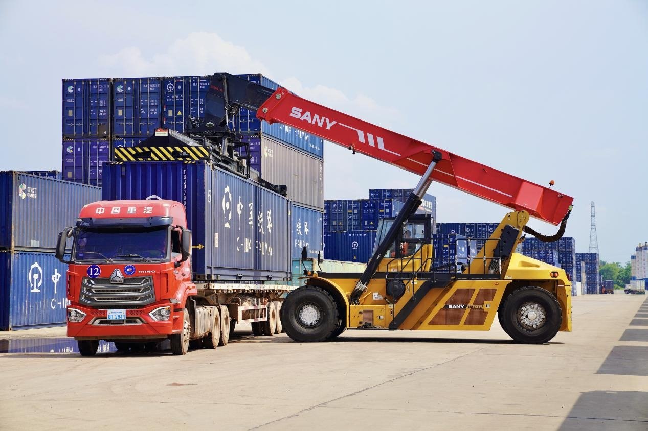 在中老鐵路萬象南鐵路貨運(yùn)口岸站，起重機(jī)正在吊裝集裝箱。劉瑩嘉攝