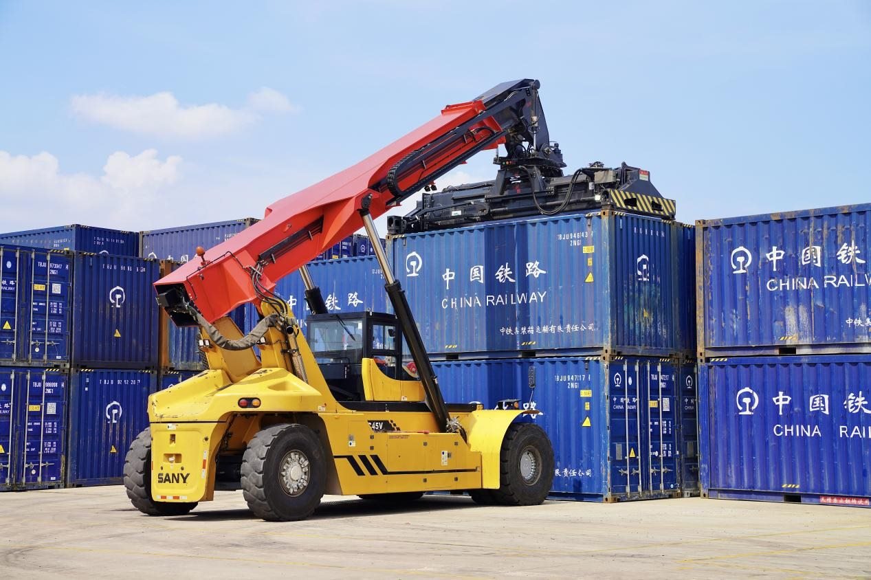 在中老鐵路萬象南鐵路貨運(yùn)口岸站，起重機(jī)正在吊裝集裝箱。劉瑩嘉攝