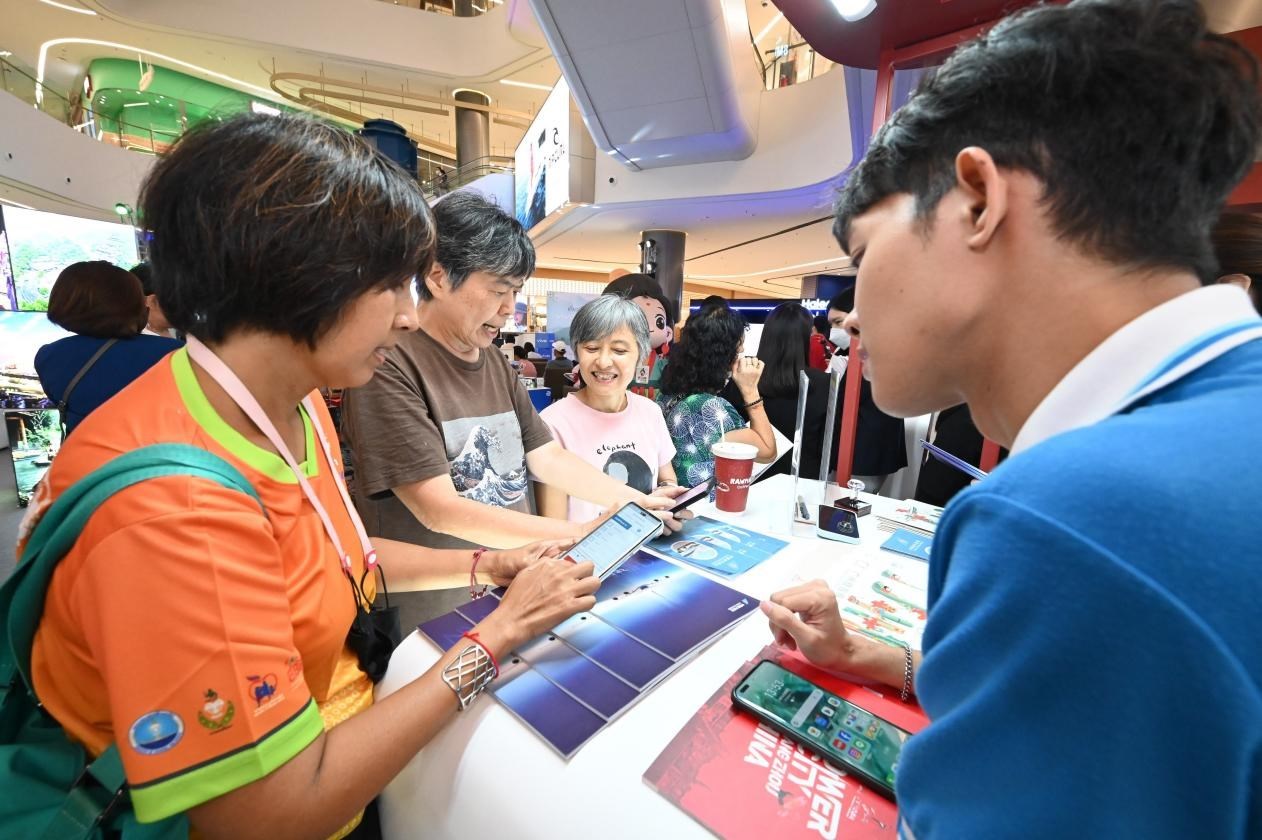 游客在航空公司展臺前了解機票優(yōu)惠活動。主辦方供圖