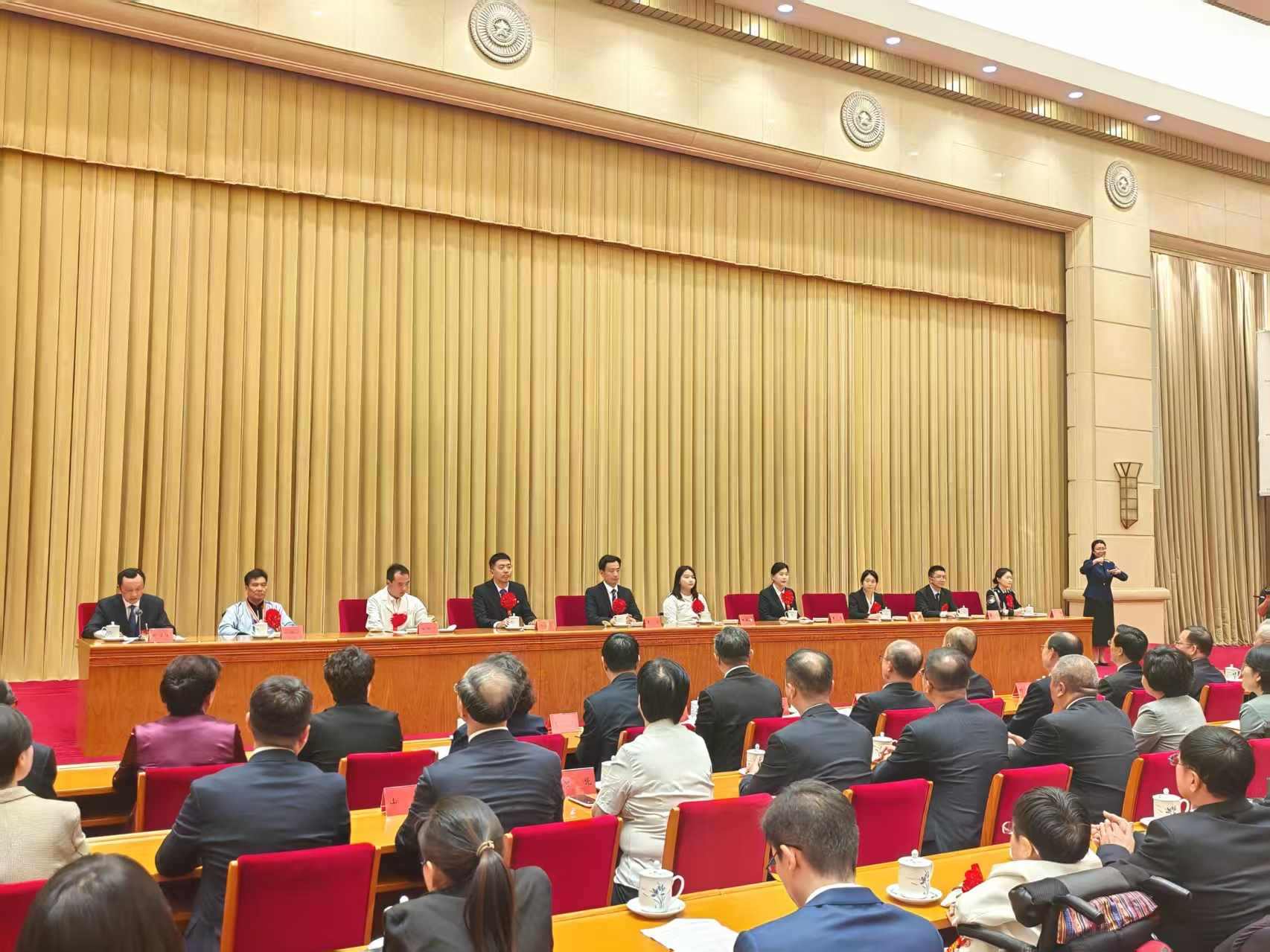 第七次全國自強模范暨助殘先進事跡首場報告會現(xiàn)場。 人民網記者 王子鋒攝