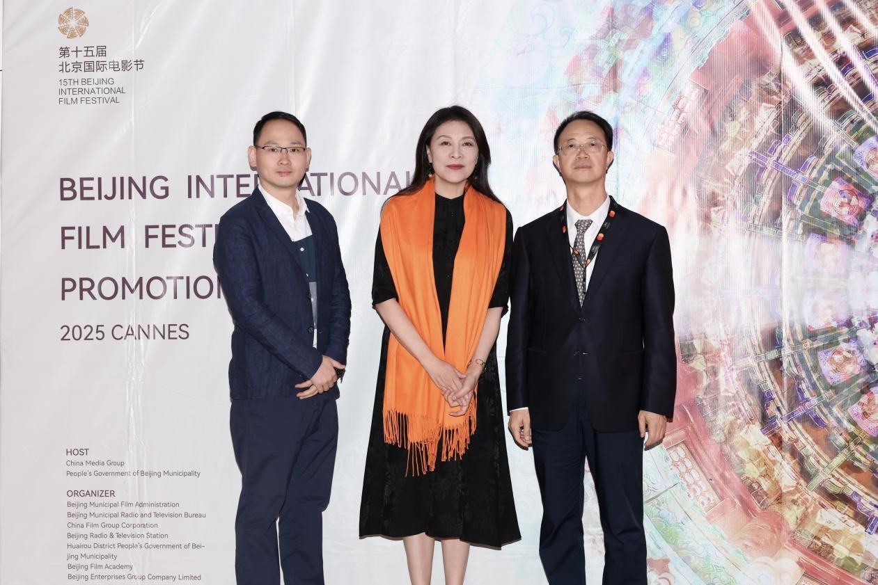 余俊生（右一）與《走走停停》導(dǎo)演龍飛（左一）、演員岳紅（左二）合影。主辦方供圖