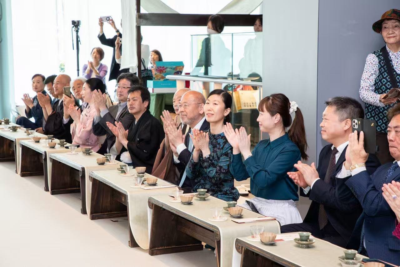中日兩國(guó)文旅界、各茶道流派嘉賓出席開(kāi)幕式。中國(guó)駐大阪旅游辦事處供圖