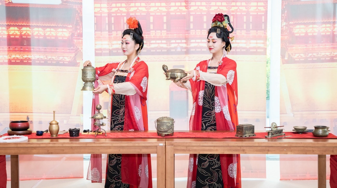 法門(mén)寺地宮出土文物一比一復(fù)刻的宮廷茶器。中國(guó)駐大阪旅游辦事處供圖