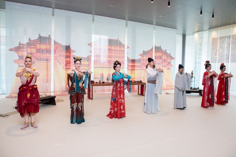 眾人行唐代插手禮。中國(guó)駐大阪旅游辦事處供圖