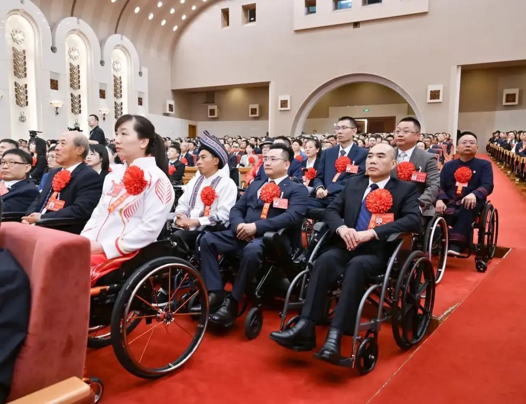 2025年5月16日，第七次全國(guó)自強(qiáng)模范暨助殘先進(jìn)表彰大會(huì)在北京召開(kāi)。大會(huì)表彰了200名“全國(guó)自強(qiáng)模范”、200個(gè)“全國(guó)殘疾人工作先進(jìn)集體”和60名“全國(guó)殘疾人工作先進(jìn)個(gè)人”。