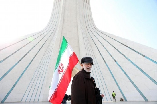 2月10日，在伊朗首都德黑蘭阿扎迪廣場(chǎng)，民眾參加紀(jì)念伊朗伊斯蘭革命勝利46周年集會(huì)。新華社記者沙達(dá)提攝