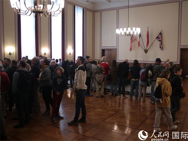 圖為觀眾們在卡爾霍斯特紀(jì)念館內(nèi)參觀。人民網(wǎng) 肖晶攝