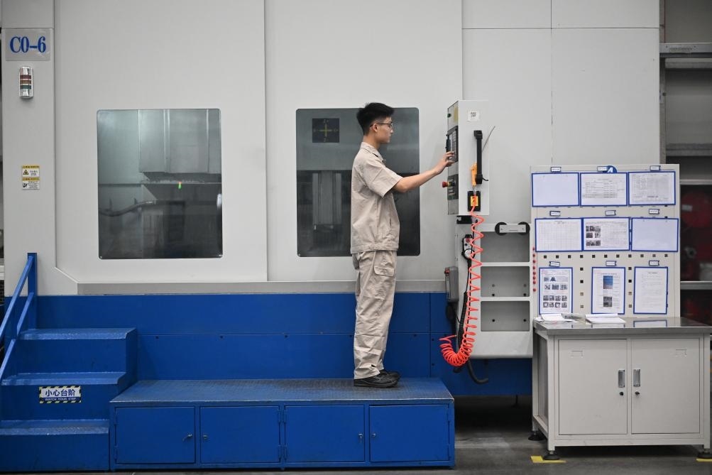 近日，工人在洛陽軸承集團(tuán)股份有限公司的智能生產(chǎn)線上作業(yè)。新華社記者 李嘉南 攝