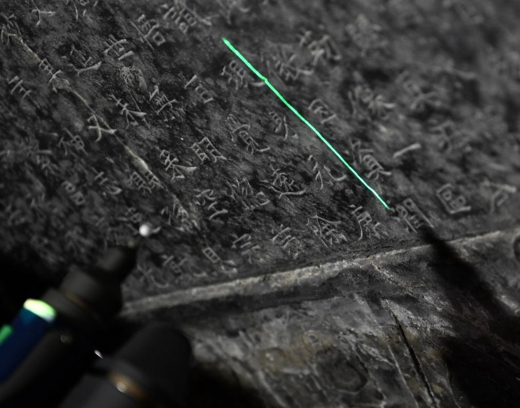 2025年4月9日，龍門石窟研究院工作人員在古陽洞使用關(guān)節(jié)臂掃描儀對(duì)《龍門二十品》之一進(jìn)行數(shù)字化掃描。新華社記者 李嘉南 攝