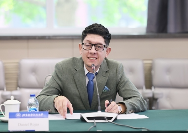 哥倫比亞教育部長(zhǎng)丹尼爾?羅哈斯一行訪問(wèn)北京航空航天大學(xué)。北航供圖