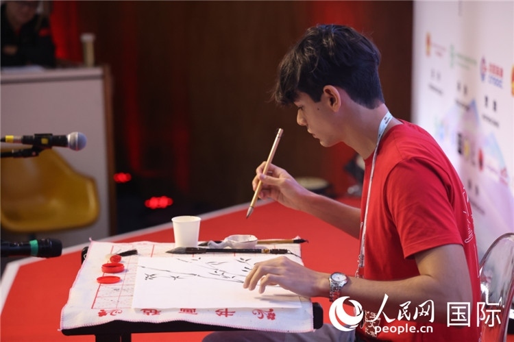 2025年“漢語橋”巴西賽區(qū)決賽的“才藝展示”環(huán)節(jié)，一名參賽者正在繪畫。人民網(wǎng)記者 時(shí)元皓攝