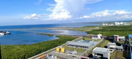 這是5月18日拍攝的紅樹林環(huán)繞的爪哇7號燃煤電站。記者 曹凱 攝