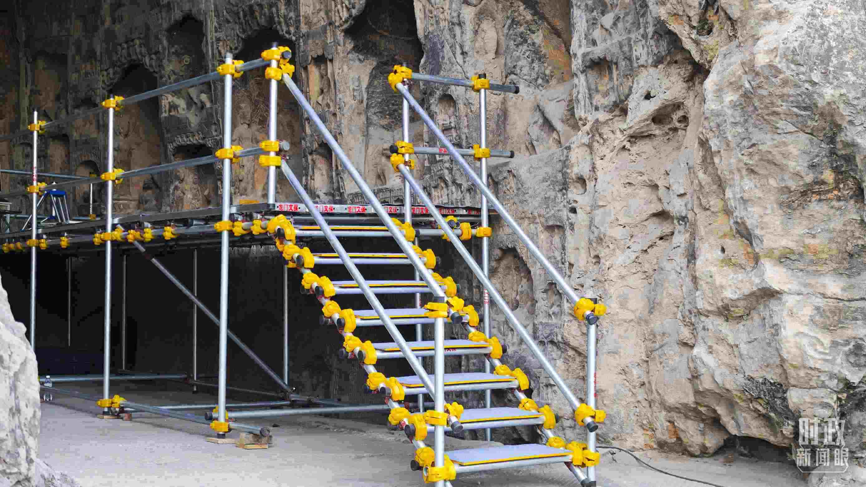 △龍門石窟古陽洞文物修護(hù)現(xiàn)場(chǎng)。（總臺(tái)央廣記者潘毅拍攝）