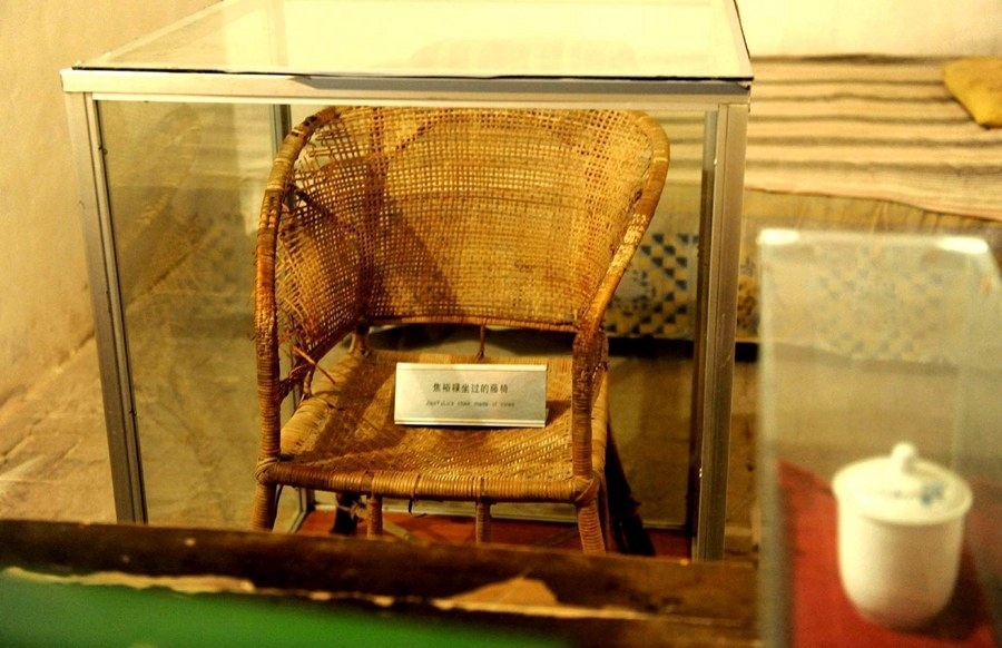 這是在河南省蘭考縣焦裕祿同志紀(jì)念館內(nèi)拍攝的焦裕祿曾用過的藤椅（2014年5月5日攝）。新華社記者 朱祥 攝