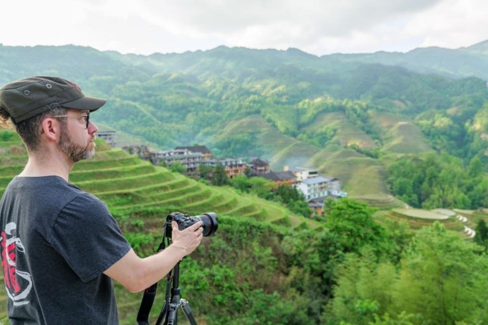 2025年年5月9日，廣西桂林，外國(guó)游客游覽龍脊梯田，在美景前駐足拍照。（圖片來(lái)源：視覺(jué)中國(guó)）