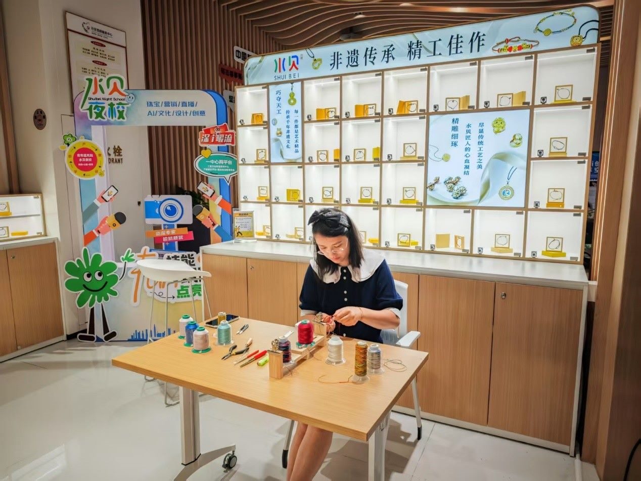 水貝夜校學員正在展示手工編繩過程。人民網(wǎng) 肖聰聰攝