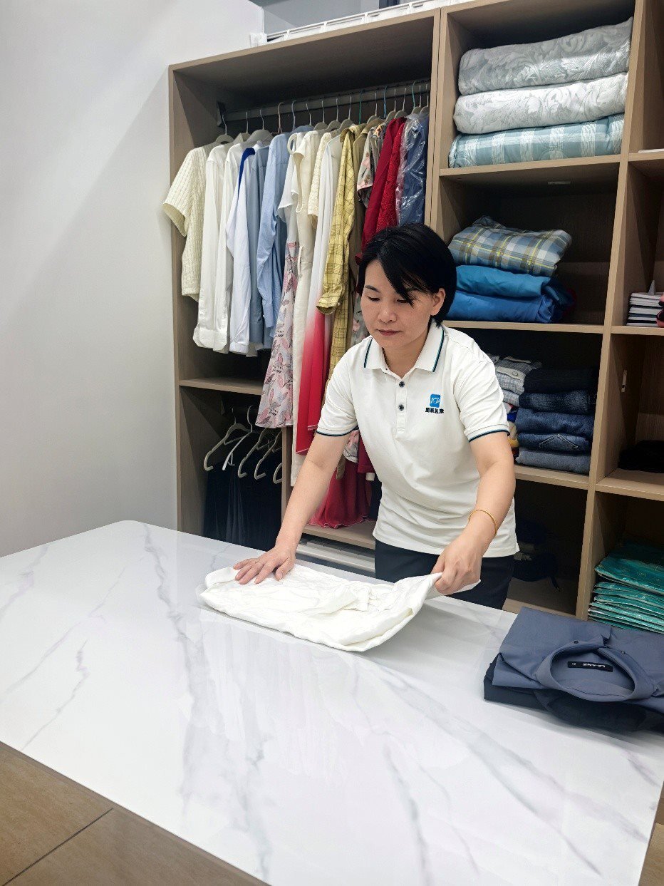 劉水金正在客戶家中做衣柜整理收納工作。受訪者供圖