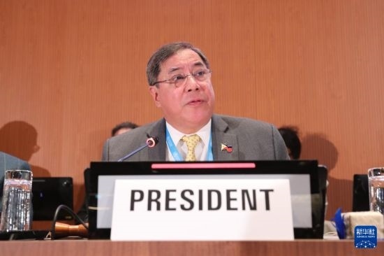 5月20日，在瑞士日內瓦，第78屆世界衛(wèi)生大會主席赫爾博薩宣布審議通過“大流行協(xié)定”。新華社記者 杜哲宇 攝