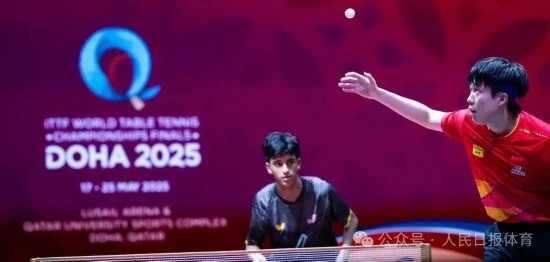 5月17日，王楚欽在比賽中發(fā)球。