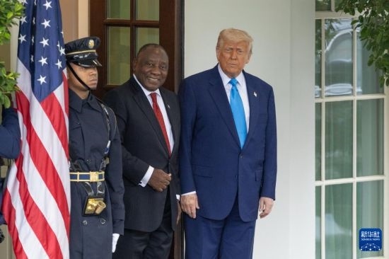 5月21日，美國總統(tǒng)特朗普（右）在華盛頓白宮迎接到訪的南非總統(tǒng)拉馬福薩（中）。新華社記者 胡友松 攝