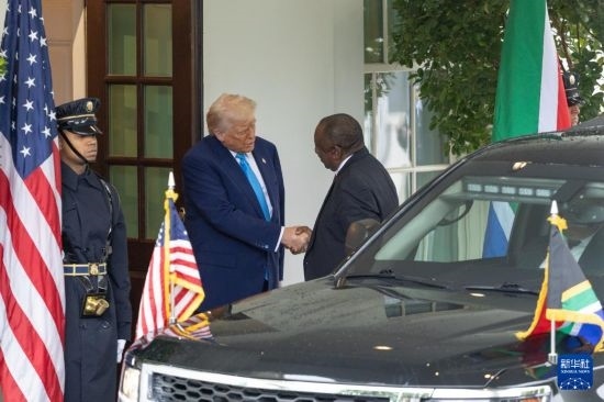 5月21日，美國總統(tǒng)特朗普（左二）在華盛頓白宮迎接到訪的南非總統(tǒng)拉馬福薩。新華社記者 胡友松 攝