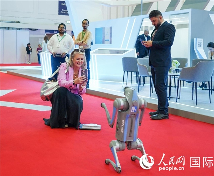 與會嘉賓被中企機器人吸引。人民網(wǎng) 塔里克·易卜拉欣攝
