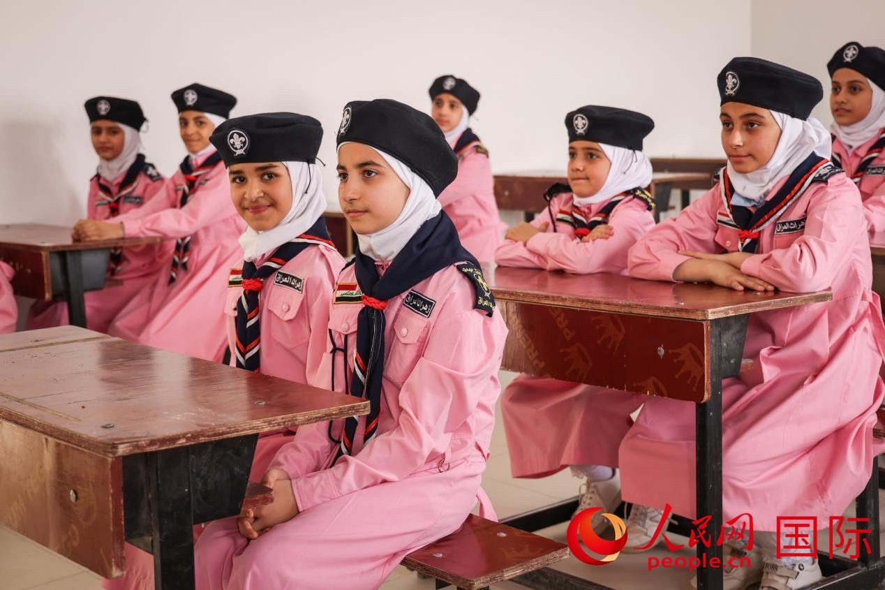 阿爾穆塔?阿里卡特國際學(xué)校的學(xué)生在教室內(nèi)上課。人民網(wǎng)記者 薛丹攝