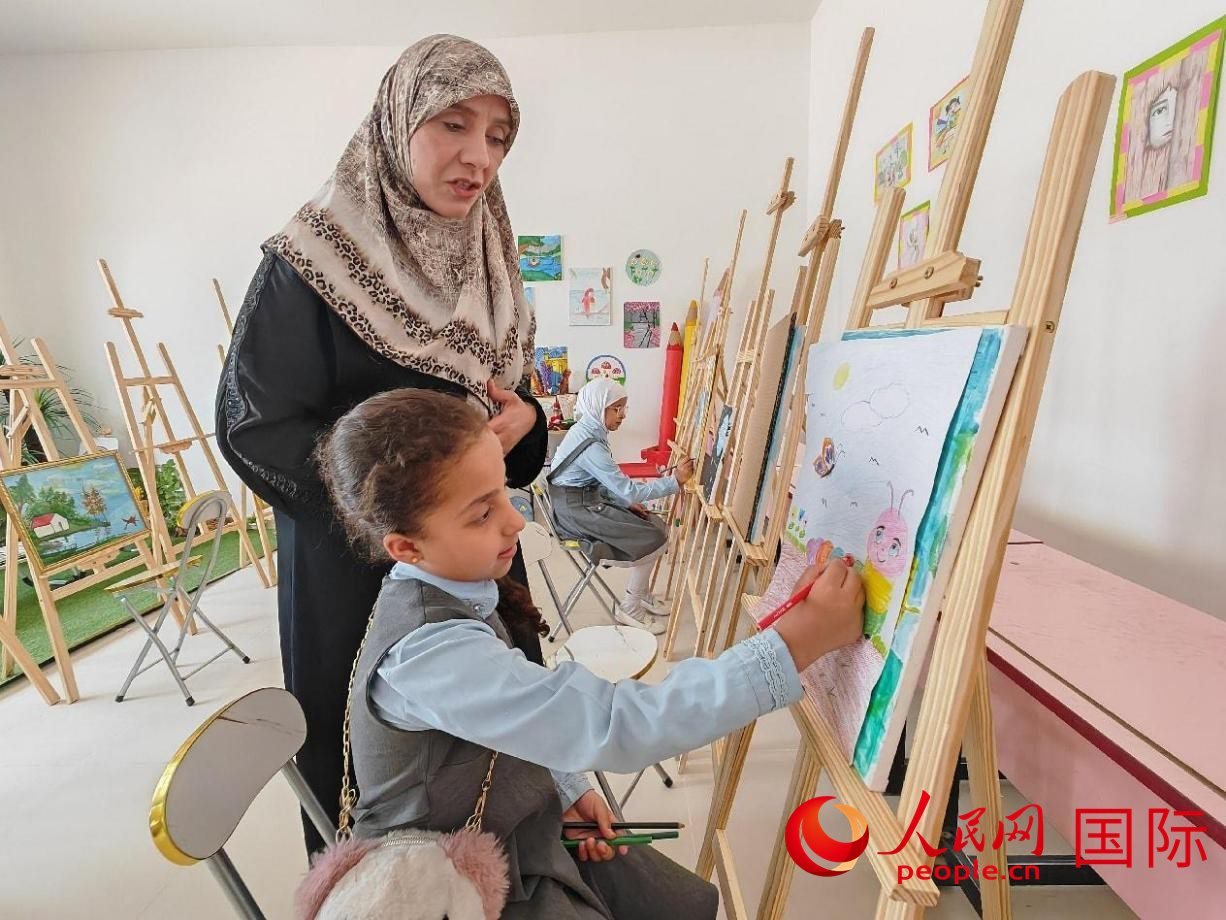 阿爾穆塔?阿里卡特國際學(xué)校的學(xué)生在美術(shù)室上課。人民網(wǎng)記者 管克江攝