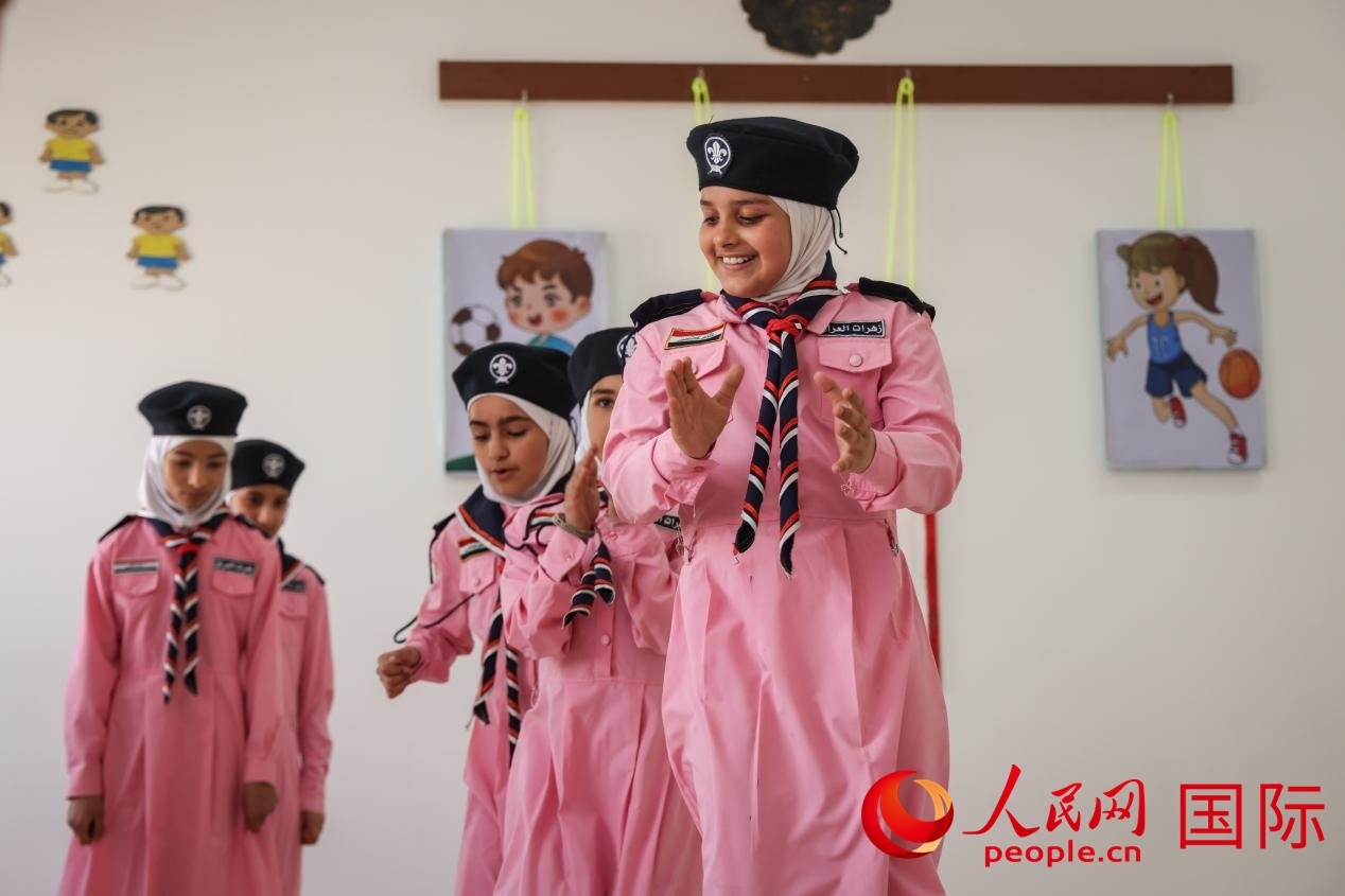 阿爾穆塔?阿里卡特國際學(xué)校的學(xué)生在展示課間活動。人民網(wǎng)記者 薛丹攝