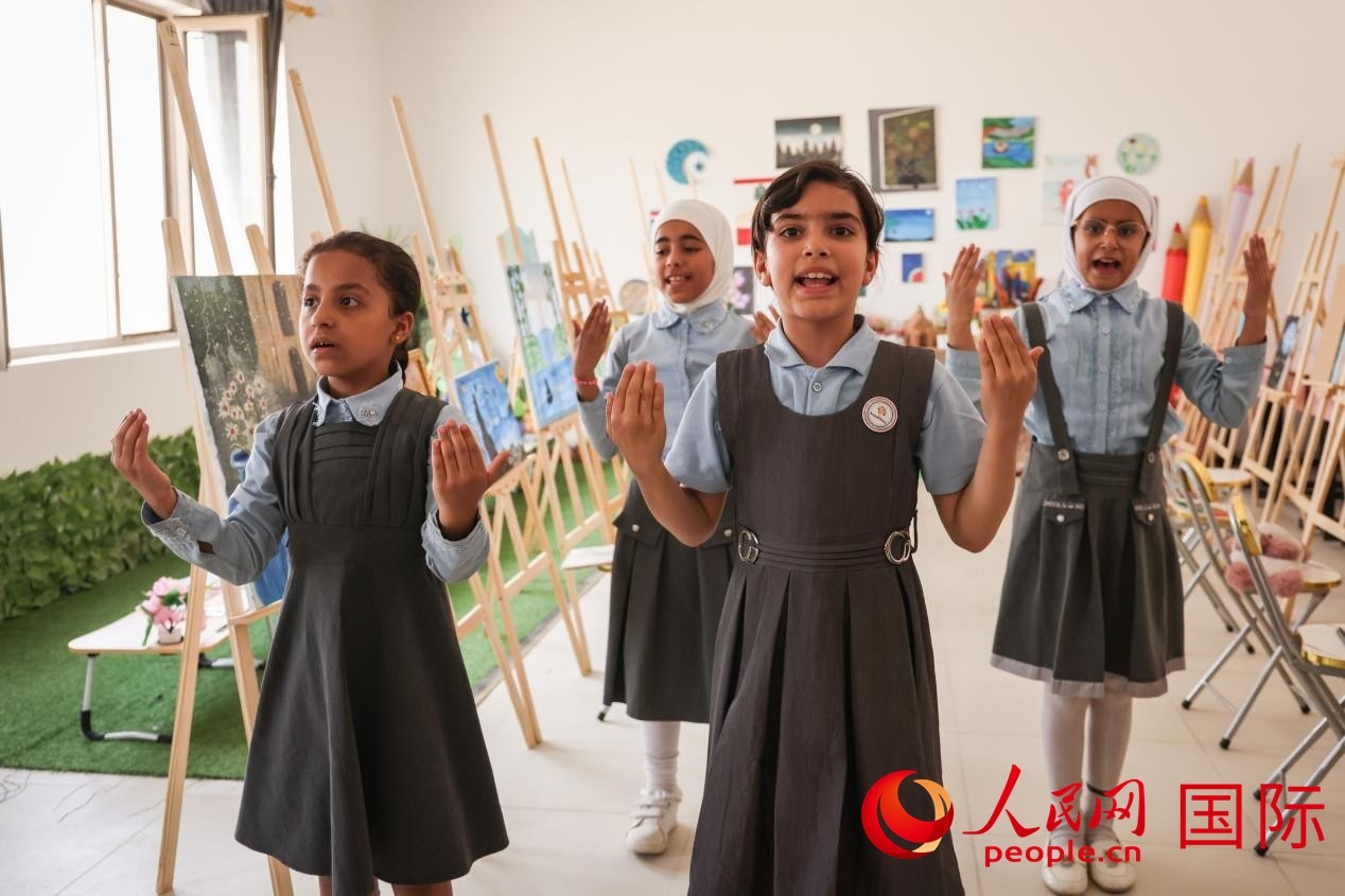 阿爾穆塔?阿里卡特國際學(xué)校的學(xué)生表演舞蹈。人民網(wǎng)記者 薛丹攝