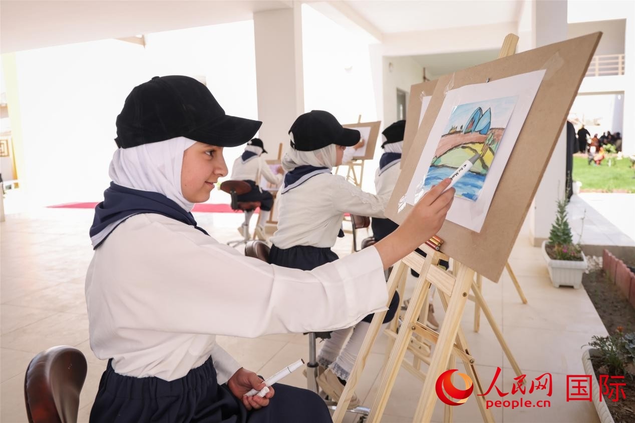 圖為阿爾·圖拉女子學(xué)校學(xué)生在上美術(shù)課。人民網(wǎng)記者 薛丹攝