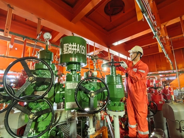 生產(chǎn)人員正在打開二氧化碳驅(qū)油井采油樹閥門。受訪者供圖