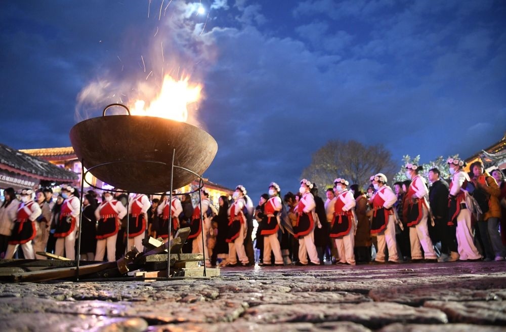 2025年1月11日，游客和居民在麗江古城打跳游玩。（趙慶祖攝）