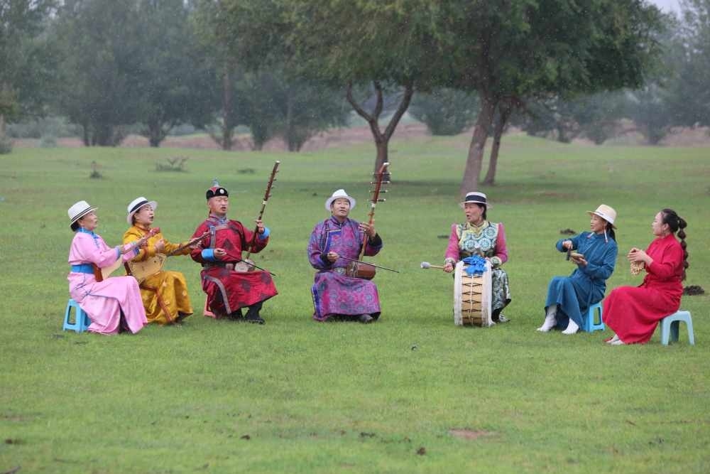 2024年7月16日，《格薩（斯）爾》史詩說唱傳承人在內(nèi)蒙古赤峰市巴林右旗戶外表演。（胡斯楞攝）