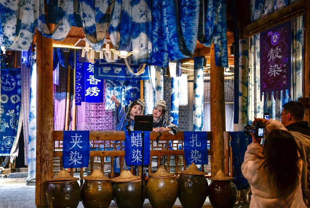 2025年3月17日，游客在貴州省黎平縣肇興侗寨里留影。新華社記者楊文斌 攝