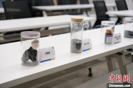 5月20日，浙大高分子科學(xué)與工程學(xué)系內(nèi)擺放著石墨礦等。 曹丹 攝